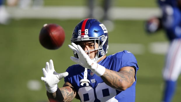 Nov 29, 2020; Cincinnati, Ohio, USA; New York Giants tight end Evan Engram (88) warms up before the game against the Cincinnati Bengals at Paul Brown Stadium.